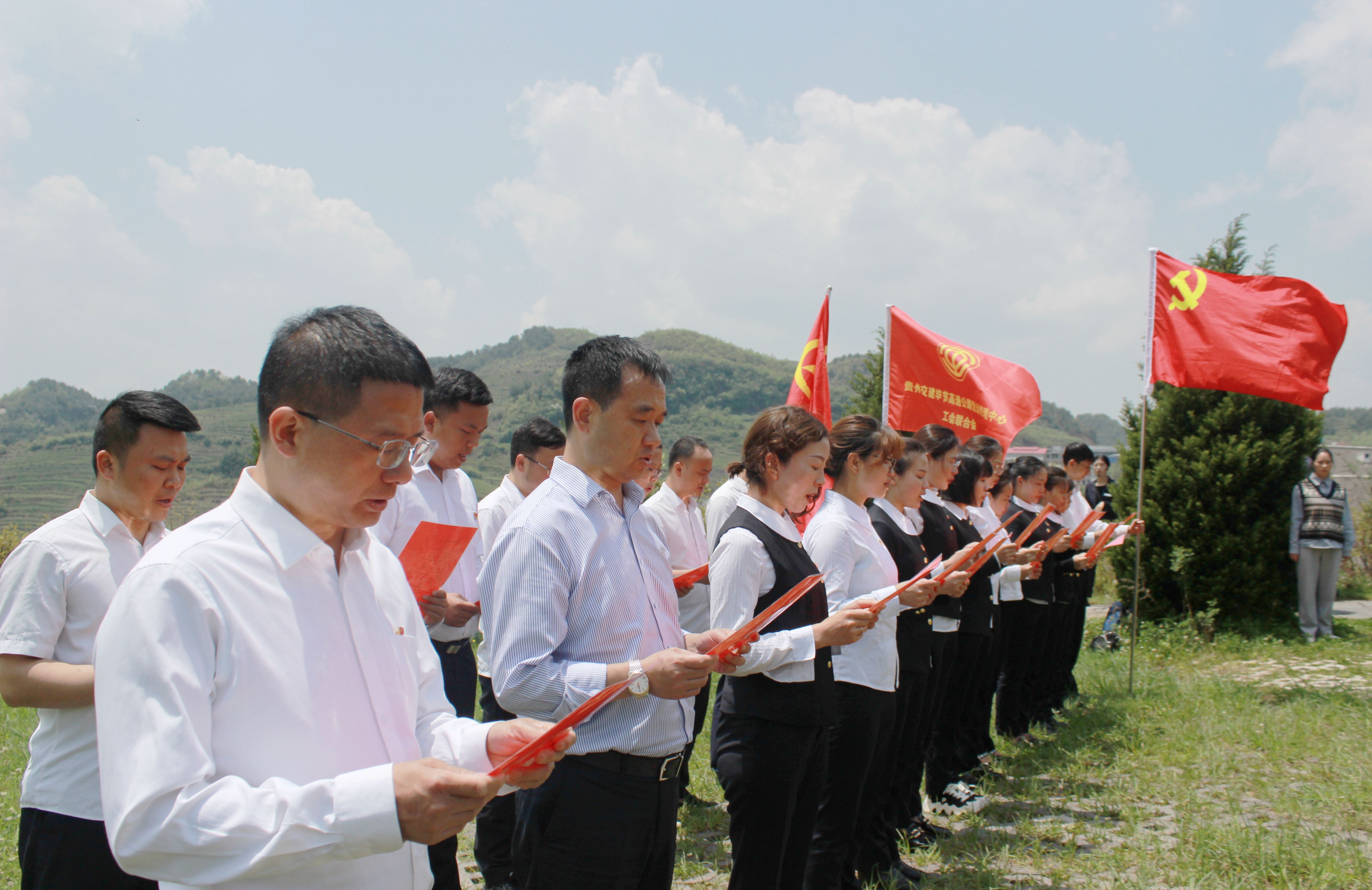 瞻仰文朝荣墓地并集体朗诵.jpg